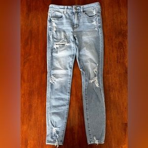 ‘American Eagle’ light blue ripped denim jeans.